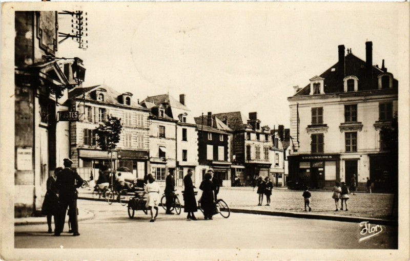 Carte postale ancienne Thouars (Deux-Sevres) - Place Saint-Medard à Thouars