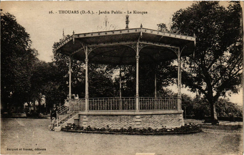 Carte postale ancienne Thouars (D S.) - Jardin Public - Le Kiosque à Thouars