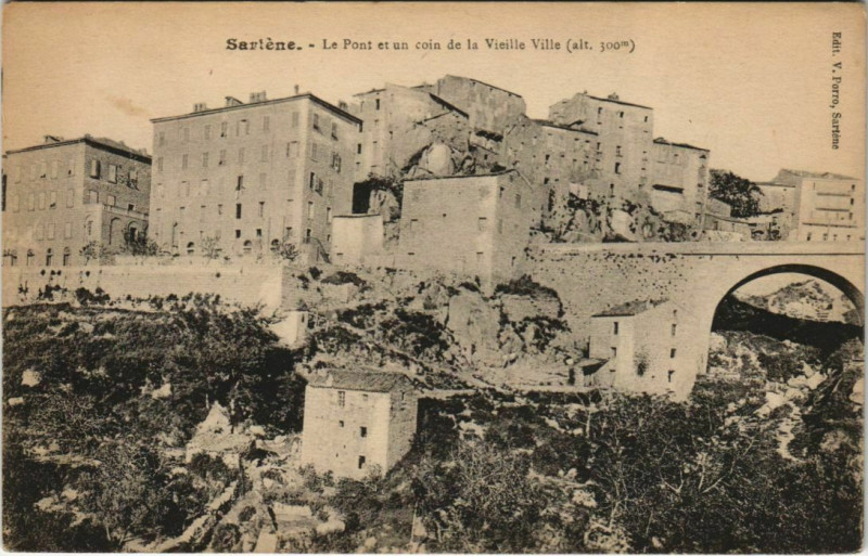 Carte postale ancienne Sartene Le Pont et un coin de la Vieille Ville Corsica à Sartène