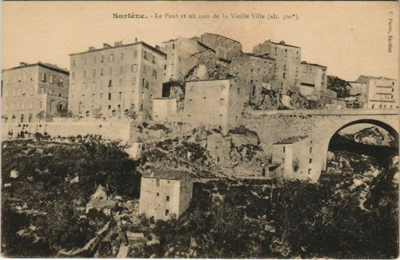 Carte postale ancienne Sartene Le Pont et un coin de la Vieille Ville Corsica à Sartène