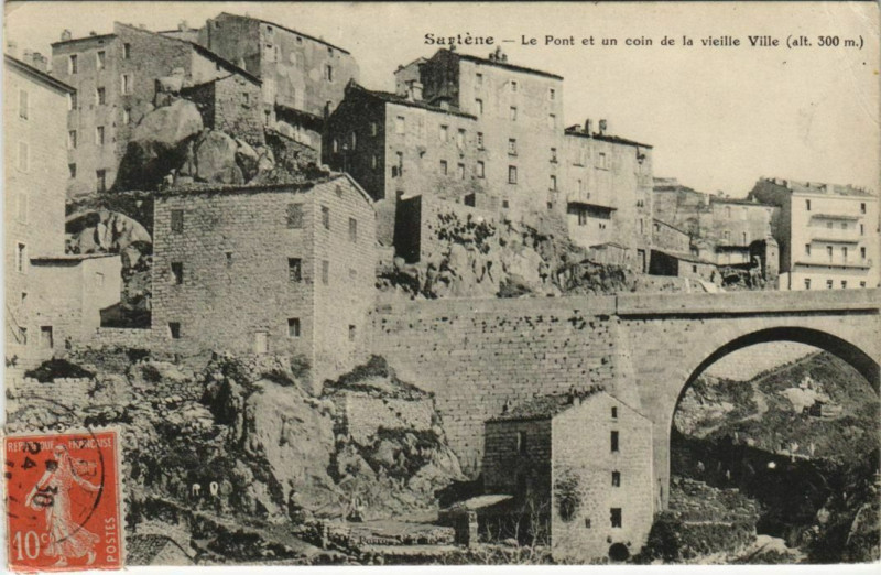 Carte postale ancienne Sartene Le Pont et un coin de la Vieille Ville Corsica à Sartène