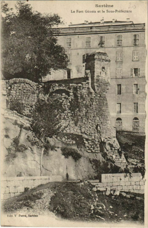 Carte postale ancienne Sartene Le Fort Genois et la Sous Prefecture Corsica à Sartène