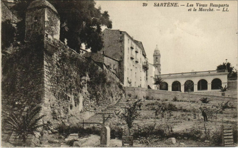 Carte postale ancienne Sartene Les Vieux Remparts et le Marche Corsica à Sartène
