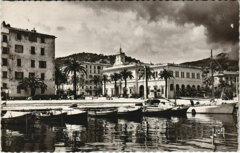 Carte postale ancienne Ajaccio Un coin du Port et Hotel de Ville Corsica à Ajaccio