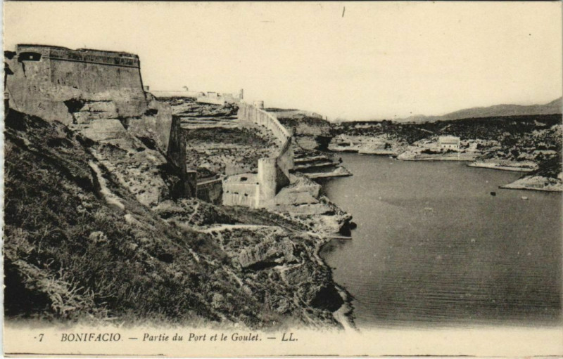 Carte postale ancienne Bonifacio - Partie du Port et le Goulet Corsica - Corse à Bonifacio