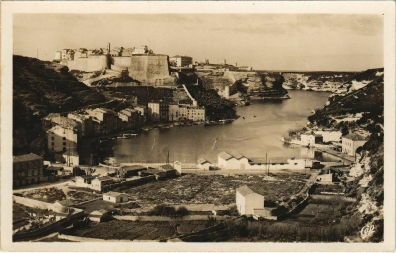 Carte postale ancienne Bonifacio - La Marine et la Haute Ville Corsica - Corse à Bonifacio