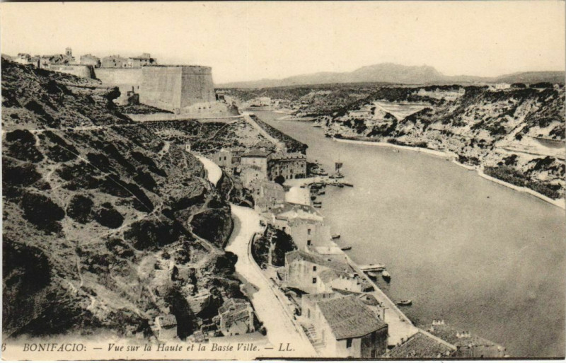 Carte postale ancienne Bonifacio - Vue sur la Haute et la Basse Ville Corsica - Corse à Bonifacio