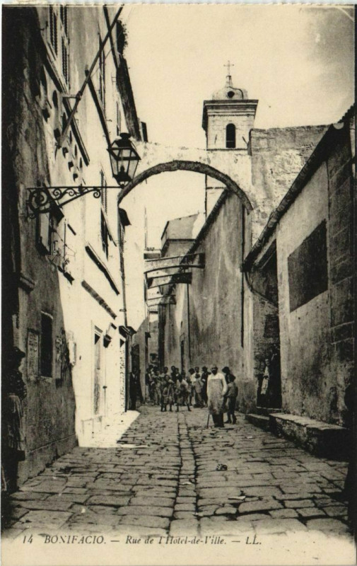 Carte postale ancienne Bonifacio - Rue de l'Hotel-de-Ville Corsica - Corse à Bonifacio
