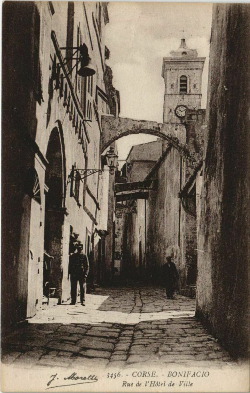Carte postale ancienne Bonifacio - Rue de l'Hotel-de-Ville Corsica - Corse à Bonifacio