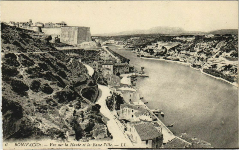 Carte postale ancienne Bonifacio - Vue sur la Haute et la Basse Ville Corsica - Corse à Bonifacio