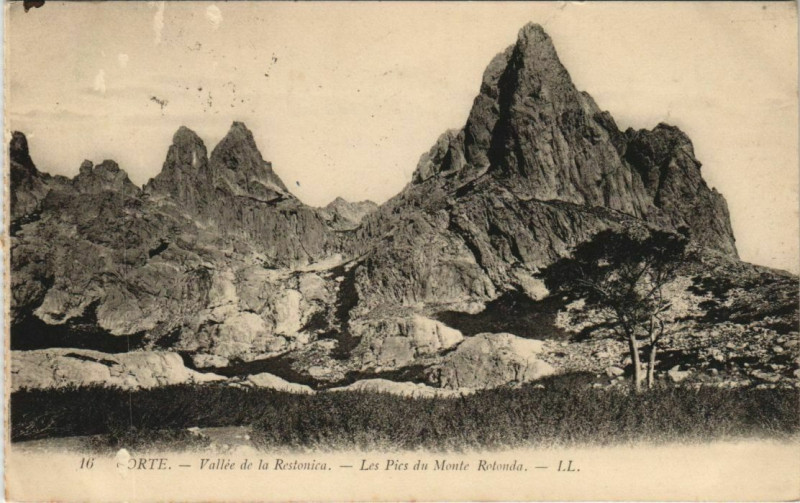 Carte postale ancienne Corte Les Pics du Monte Rotonda Corsica à Corte