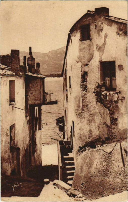 Carte postale ancienne Calvi Vieilles Maisons dominant le Port Corsica à Calvi