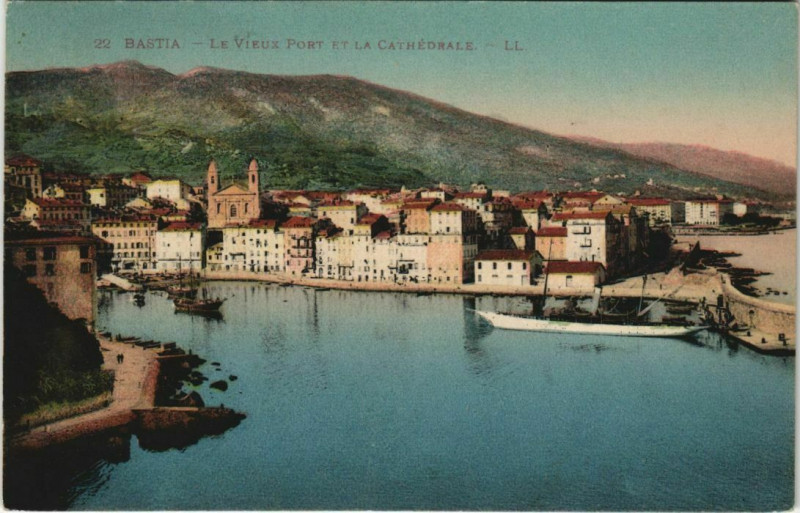 Carte postale ancienne Bastia Le vieux Port et la Cathedrale Corsica à Bastia