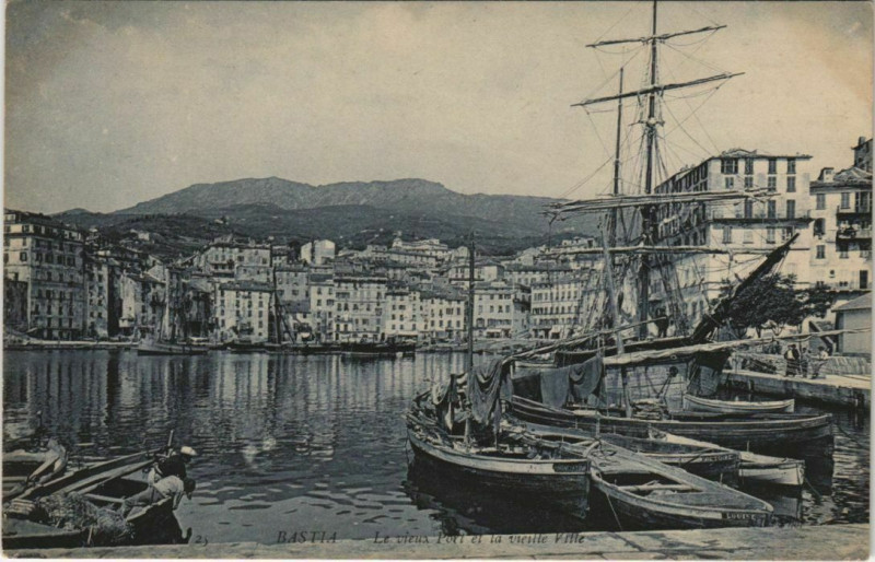 Carte postale ancienne Bastia Le vieux Port et la Vieille Ville Corsica à Bastia