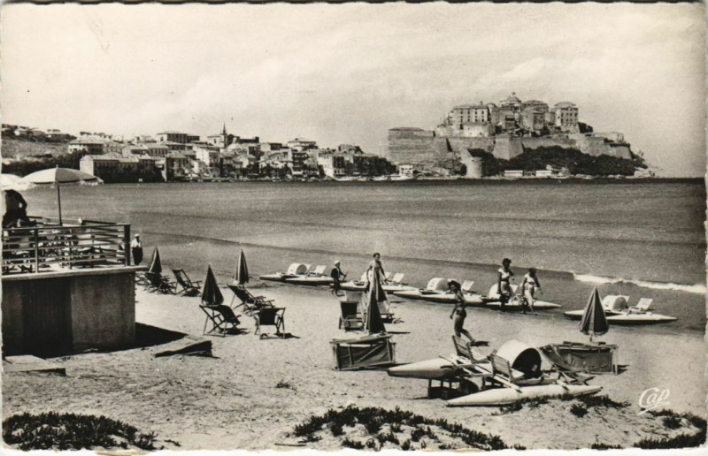 Carte postale ancienne Calvi La Plage et la Ville Corsica à Calvi