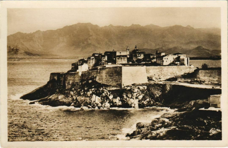 Carte postale ancienne Calvi La Haute Ville et le Golfe Corsica à Calvi