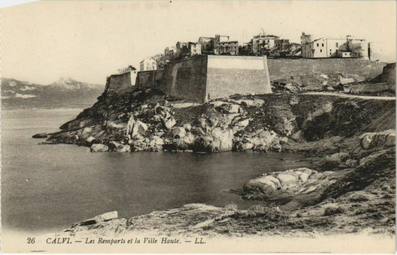 Carte postale ancienne Calvi Les Remparts et la Ville Haute Corsica à Calvi