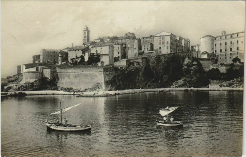 Carte postale ancienne Bastia La Vieille Ville et la Cathedrale Corsica à Bastia