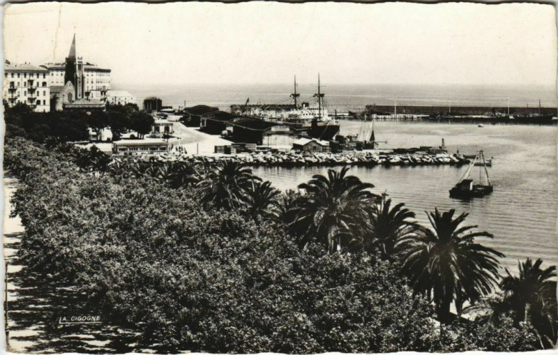 Carte postale ancienne Bastia Place Saint-Nicolas et le Nouveau Port Corsica à Bastia