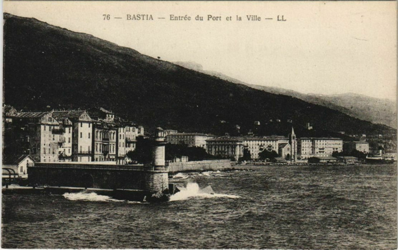 Carte postale ancienne Bastia Entree du Port et la ville Corsica à Bastia