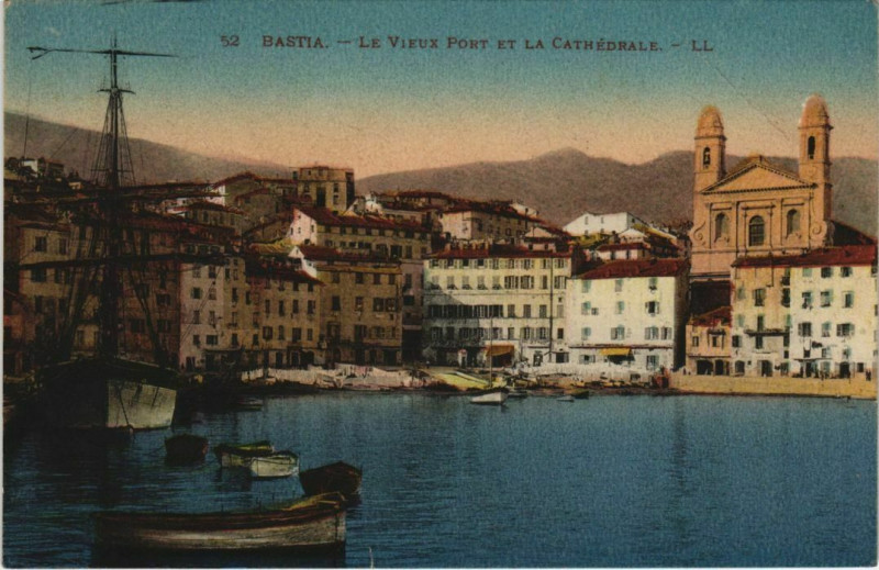 Carte postale ancienne Bastia Le Vieux Port et la Cathedrale Corsica à Bastia