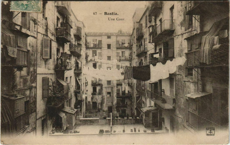 Carte postale ancienne Bastia Un Cour Corsica à Bastia