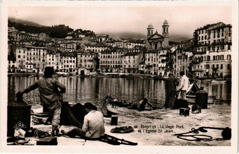 Carte postale ancienne Bastia - Le Vieux Port et l'Eglise Saint-Jean à Bastia