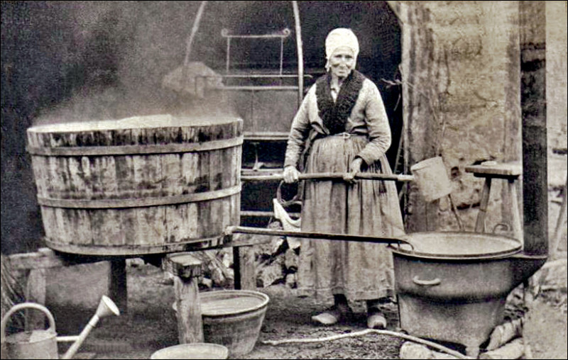 Carte postale ancienne Buanderie artisanale en Sologne au début du 20e siècle