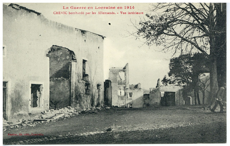 Carte postale ancienne Crévic bombardé par les Allemands. Vue intérieure, la Guerre en Lorraine en 1914 P-Fg-Cp-00124