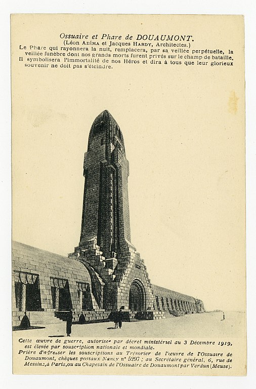 Carte postale ancienne Ossuaire et Phare de Douaumont. Le Phare qui rayonnera la nuit, remplacera, par sa veillée perpétuel P-Fg-Cp-01018