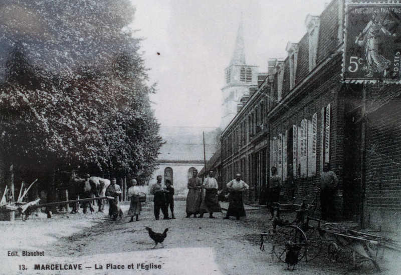 Carte postale ancienne Place de Marcelcave (début XXe siècle) 1 à Marcelcave