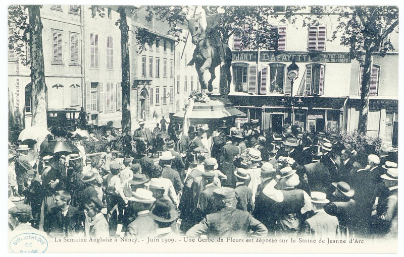 Carte postale ancienne Une gerbe de fleurs est déposée sur la statue de Jeanne d'Arc - la semaine anglaise à Nancy, juin 19 P-Fg-Cp-01552 à Nancy