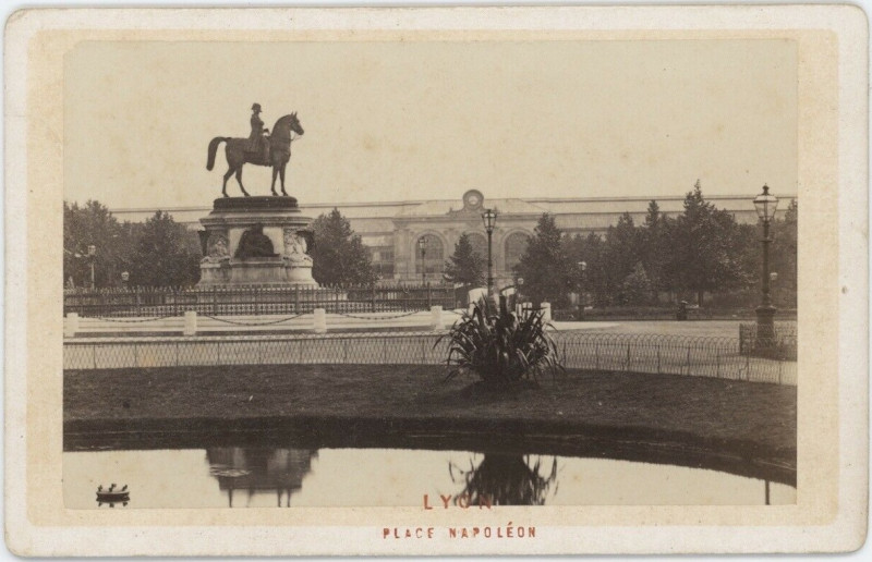 Carte postale ancienne Napoléon (place et statue), Lyon à Lyon