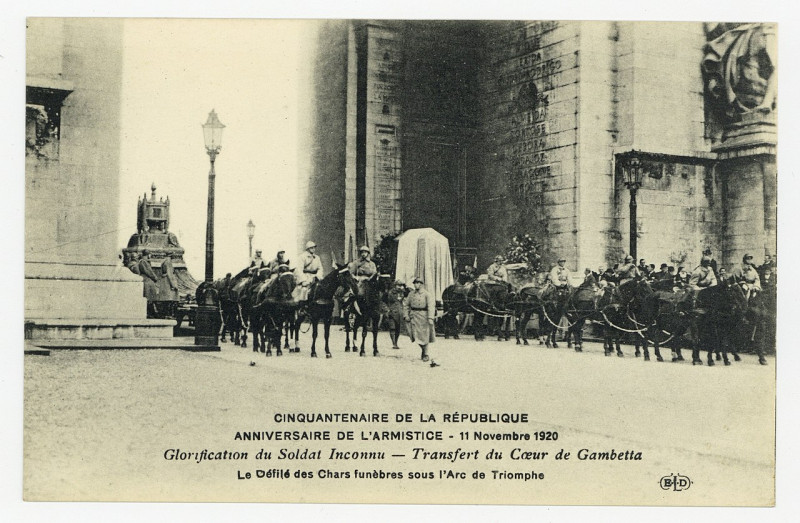 Carte postale ancienne Glorification du Soldat Inconnu - transfert du Coeur de Gambetta. Le Défilé des Chars funèbres sous l P-Fg-Cp-00750 à Paris