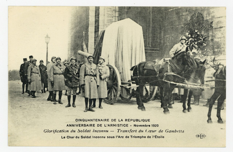 Carte postale ancienne Glorification du Soldat Inconnu - transfert du Coeur de Gambetta. Le Char du Soldat Inconnu sous l'Ar P-Fg-Cp-00749 à Paris