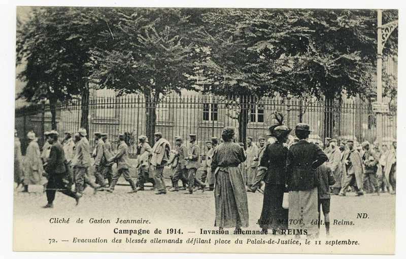 Carte postale ancienne Evacuation des blessés allemands défilant place du Palais-de-Justice, le 11 septembre. Campagne de 1 P-Fg-Cp-00686