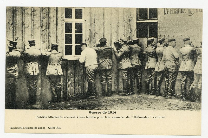 Carte postale ancienne Soldats Allemands écrivant à leur famille pour leur annoncer de Kolossales victoires ! Guerre de P-Fg-Cp-00851