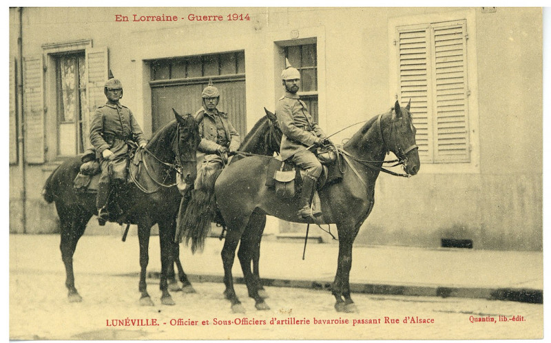 Carte postale ancienne Lunéville. Officier et Sous-Officiers d'artillerie bavaroise passant Rue d'Alsace, en Lorraine - Gue P-Fg-Cp-00216