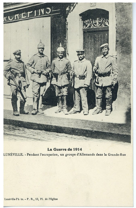 Carte postale ancienne Lunéville. Pendant l'occupation, un groupe d'Allemands dans la Grande-Rue, la Guerre de 1914 P-Fg-Cp-00217