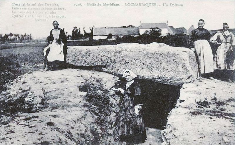 Carte postale ancienne Dolmen Druides Locmariaquer à Locmariaquer