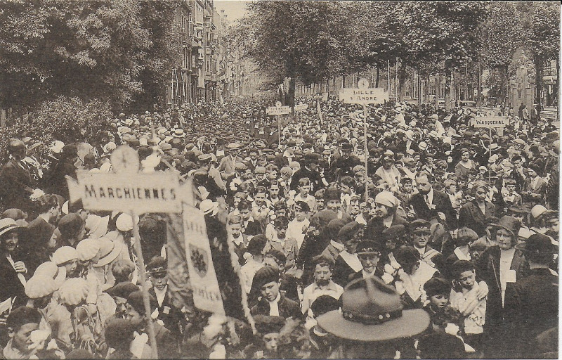 Carte postale ancienne Procession des délégations des paroisses de Wasquehal à Lille
