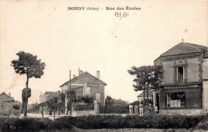 Carte postale ancienne Bondy.Rue des Ecoles.Restaurant