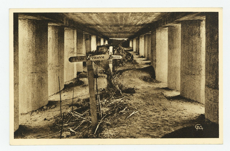 Carte postale ancienne Monument de la Tranchée des Baïonnettes - vue intérieure. Là reposent les braves du 1er Bataillon du P-Fg-Cp-01019