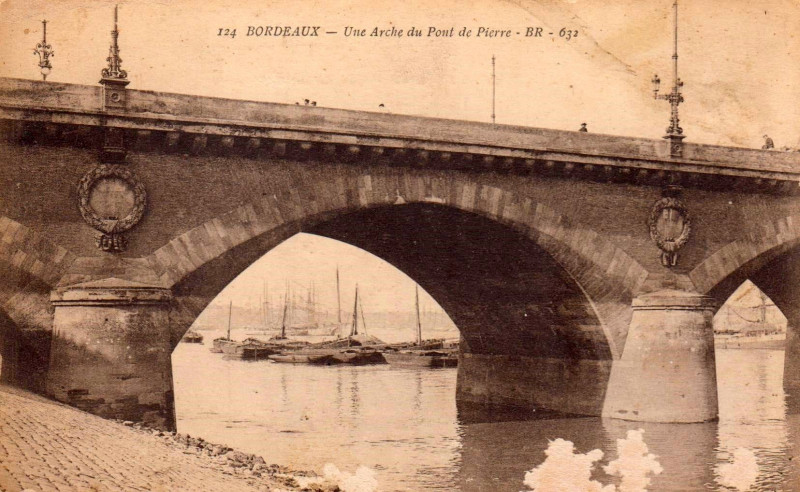Carte postale ancienne Bordeaux - Pont de Pierre (arche) à Bordeaux