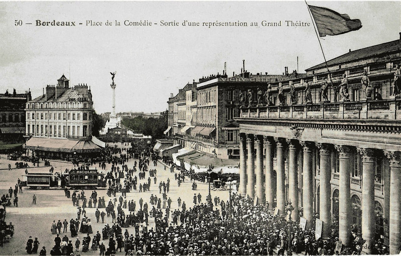 Carte postale ancienne Bordeaux - Place de la Comédie - sortie du Grand Théâtre à Bordeaux