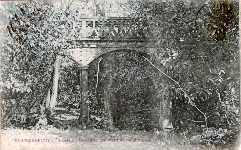 Carte postale ancienne Blanquefort - Ecole de Guyenne pont de brique