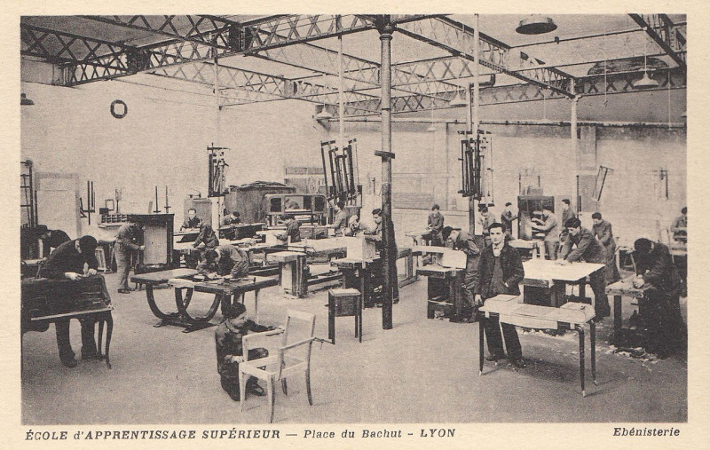 Carte postale ancienne Ecole d'apprentissage supérieur - Place du Bachut - Lyon Ebénisterie à Lyon