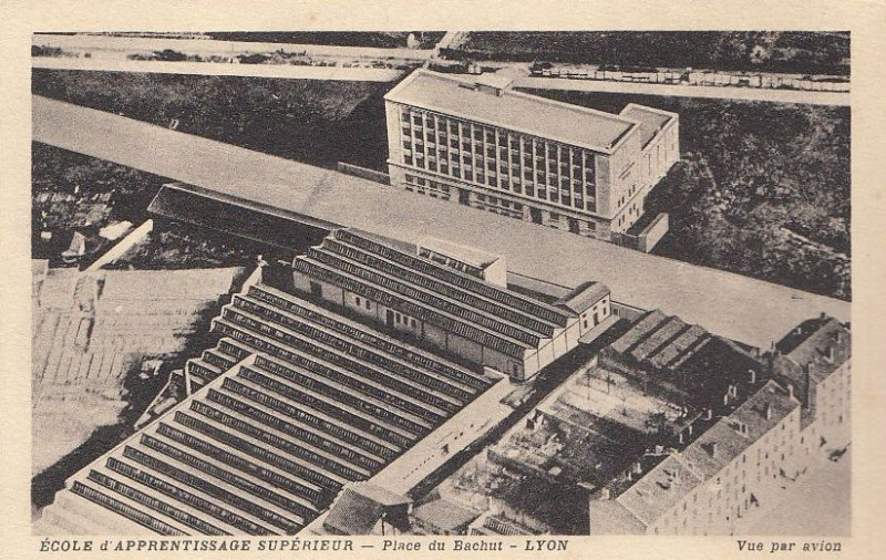 Carte postale ancienne Ecole d'apprentissage supérieur - Place du Bachut - Lyon Vue par avion à Lyon