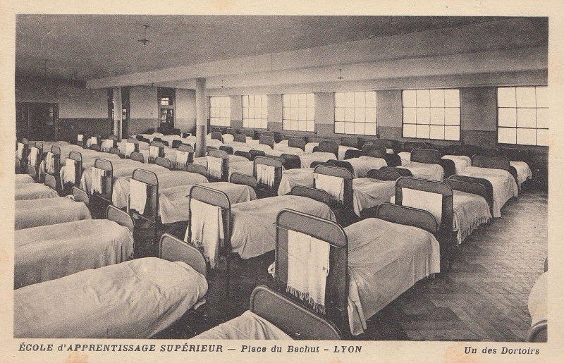 Carte postale ancienne Ecole d'apprentissage supérieur - Place du Bachut - Lyon Un des Dortoirs à Lyon