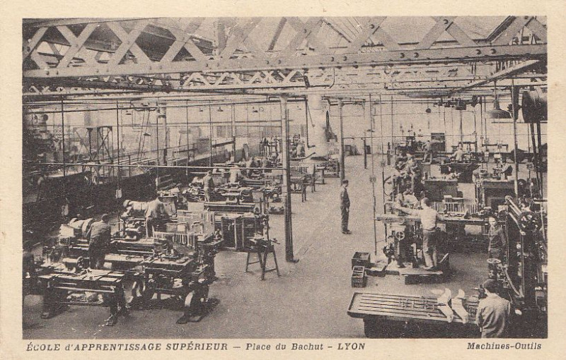 Carte postale ancienne Ecole d'apprentissage supérieur - Place du Bachut - Lyon Machines-outils à Lyon